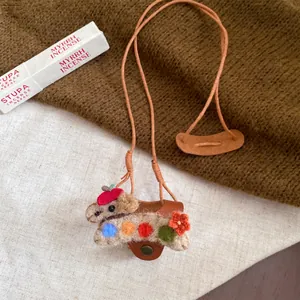 Vue détaillée d'un mignon collier de chien floqué avec des points en peluche colorés