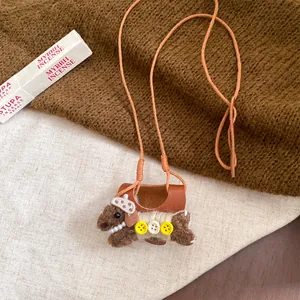 Vue détaillée du collier porte-lunettes chiot en flocage fait main avec collier de perles.