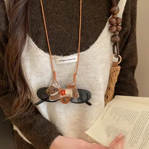 Collier bohème en cuir avec chien floqué servant de support pour lunettes de soleil