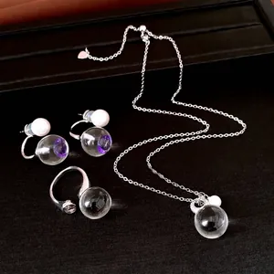 Elegantes silbernes Schmuckset mit Harzkristallkugeln und Perlen für einen edlen Look
