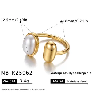 Detaillierte Ansicht des vergoldeten Edelstahlrings mit Perle und Kapsel-Design