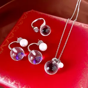 Detailansicht des versilberten Harz- und Zirkonia-Schmucksets mit Perlen auf roter Box