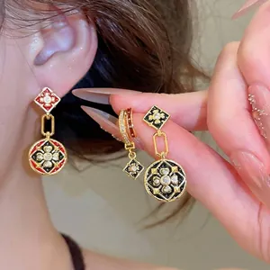 Elegante vergoldete Vintage-Ohrringe mit buntem Emaille und funkelnden Zirkoniasteinen für Damen