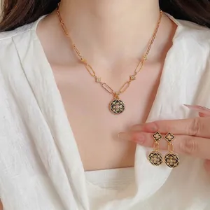 Luxuriöses vergoldetes Schmuckset im Vintage-Stil mit schwarzem Emaille-Blumenanhänger