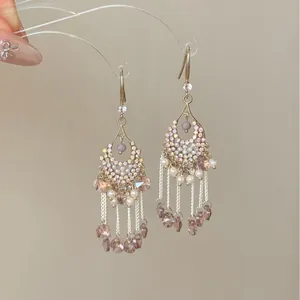 Elegante Kronleuchter-Ohrringe im Hofstil mit Perlen, Kristallen und Glasfransen.