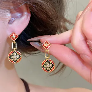 Nahaufnahme von 24K vergoldeten Zirkon-Emaille-Blumenohrringen mit Vintage-Luxusdetails