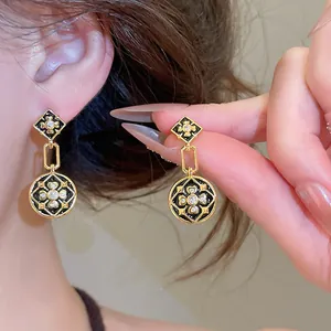 Vintage 24K vergoldete Ohrringe mit schwarzem Emaille-Blumenmotiv und funkelnden Zirkonen