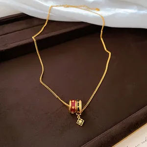 Detailaufnahme einer 24K vergoldeten Halskette mit Zirkon und Blumenanhänger