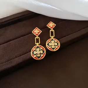 Detailansicht von Vintage-Ohrringen mit 24K Vergoldung, rotem Emaille und Zirkon