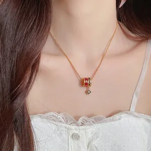Nahaufnahme einer 24 Karat vergoldeten Halskette mit Vintage-Blumenanhänger am Modell