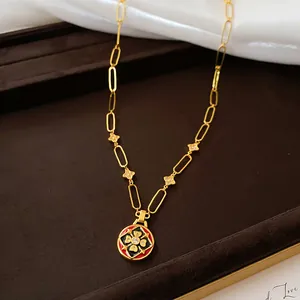 Detailansicht einer edlen vergoldeten Halskette mit einem Emaille-Blumenanhänger und Zirkonia