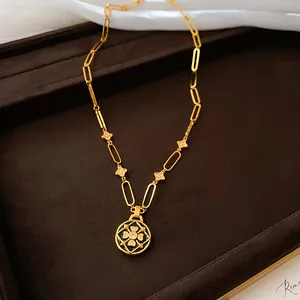 Exquisite Details einer 24K vergoldeten Blumen-Halskette mit schwarzer Emaille und Zirkonia