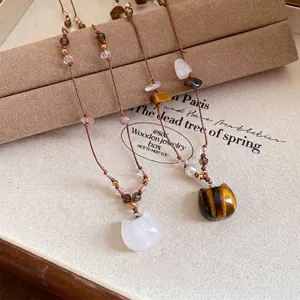 Collier rétro style Maillard avec pendentif chat en pierre et décoration de cordon perlé