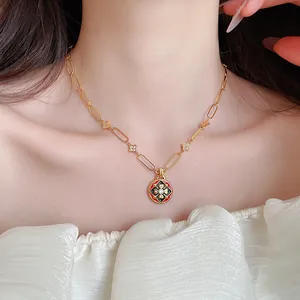 Detail einer vergoldeten 24K Vintage-Halskette mit Emaille-Blumenanhänger und Zirkonia