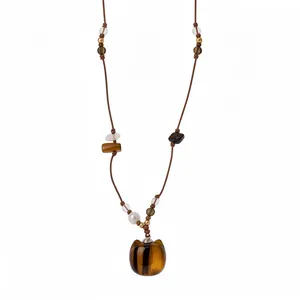 Collier rétro en cordon marron avec pendentif chat style œil de tigre et perles