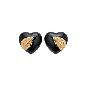 Elegante schwarze herzförmige Ohrstecker mit 18k vergoldeten Blattakzenten für Damen