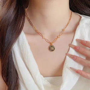 Nahaufnahme einer 24K vergoldeten Vintage-Halskette mit Blumenanhänger am Modell