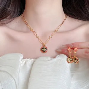 Retro Schmuckset 24K vergoldet mit Emaille Blumenanhänger und Zirkonia Ohrringen.