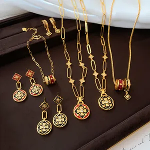 Detailansicht eines luxuriösen vergoldeten Emaille-Blumenschmucksets