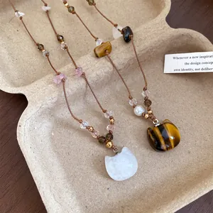Vue détaillée du collier chat en pierre avec cordon perlé de style Maillard