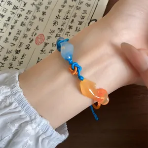 Detailweergave van een handgemaakte geweven koi vis armband in de nieuwe Chinese stijl