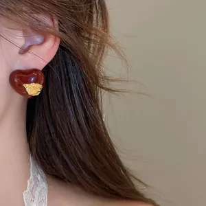 Detailansicht der 18k vergoldeten Herz-Ohrringe mit einem eleganten Blatt-Motiv