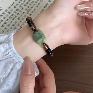Gedetailleerd overzicht van een kralenarmband in nieuwe Chinese stijl om de pols