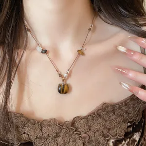 Vue détaillée du collier vintage avec pendentif chat et perles de pierre naturelle sur modèle