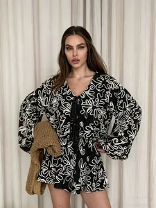 Modella indossa un set da resort in jacquard bianco e nero con top stringato e shorts