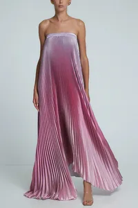 Vue détaillée de la texture plissée dégradée sur une robe longue bustier