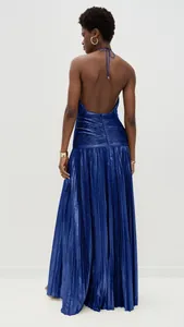 Elegantes metallisch blaues Falten-Maxikleid mit Neckholder und offenem Rückendesign.
