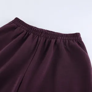 Vista detallada de la cómoda cintura elástica de estos pantalones de chándal morados