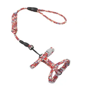 Ensemble harnais et laisse fleuri de style japonais pour petits chiens et chats domestiques.