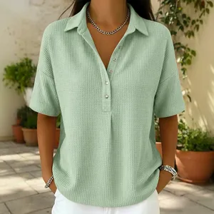Haut polo femme chic en maille gaufrée vert menthe à manches courtes pour l'été