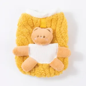 Dettaglio del gilet in pile sherpa giallo per animali con simpatica applicazione