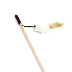 Bacchetta gioco per gatti in legno con topo di peluche, campanellino e piuma naturale.