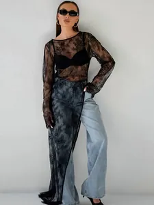 Robe longue élégante en dentelle noire transparente avec une fente asymétrique chic