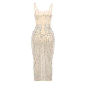 Vista posteriore dettagliata di un abito a canotta bodycon trasparente con strass nude