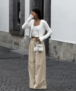 Streetstyle-Ansicht einer khakifarbenen weiten Faltenhose mit hoher Taille.