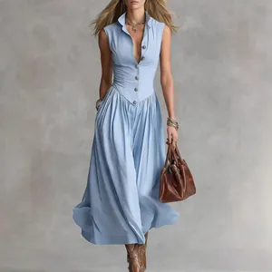 Elegante lichtblauwe mouwloze maxi-jurk in Franse stijl met revers en knoopsluiting