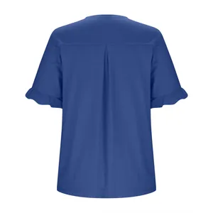 Vista posterior de top casual azul para mujer con elegantes mangas con volantes.