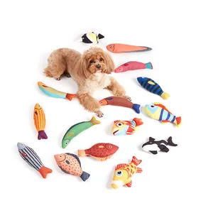 Vielfalt an bunten Plüschfisch-Katzenspielzeugen mit Katzenminze für Haustiere.