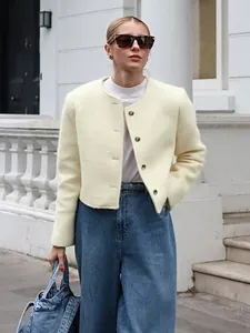 Elegante cremefarbene Kurzjacke aus Tweed-Wolle mit Hornknöpfen für Damen im Herbst