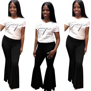 Detalle de pantalones negros sexys de corte ajustado con un elegante bajo volante