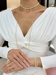 Vista detallada elegante de una camiseta blanca de modal de manga larga con cuello en V mujer