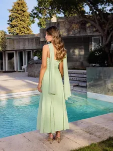 Robe longue élégante en mousseline vert sauge avec rubans fluides aux épaules et coupe ajustée