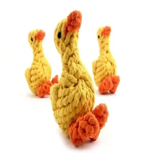 Detalle de un juguete para perros de cuerda de algodón trenzado duradero con forma de pato