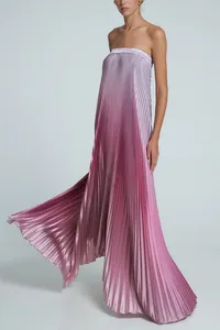 Robe longue plissée bustier élégante avec dégradé rose et fini satiné brillant