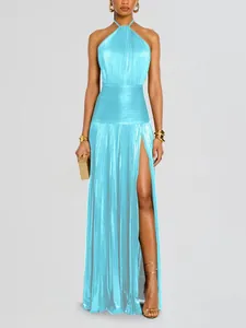 Elegantes metallisches Neckholder-Maxikleid in Cyan mit Falten und hohem Beinschlitz.