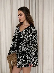 Dettaglio del set da vacanza jacquard con top annodato e motivo floreale astratto